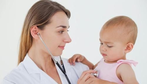 宝宝|满月宝宝戴五只金戒指,玩着玩着误吞一只,家长这么不走心?