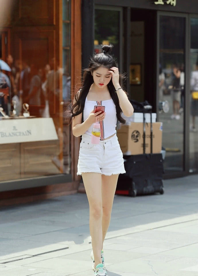 街拍：走路很有气质的妹子，身材凹凸美丽动人很有时尚感！