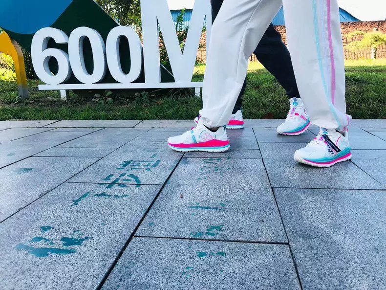 跑步 减缓冲击、低落差、耐磨损、超轻量,这双跑鞋才不到五百块?