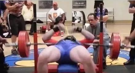 动作|5个血淋淋的案例告诉你,错误的健身动作会造成多大的伤害