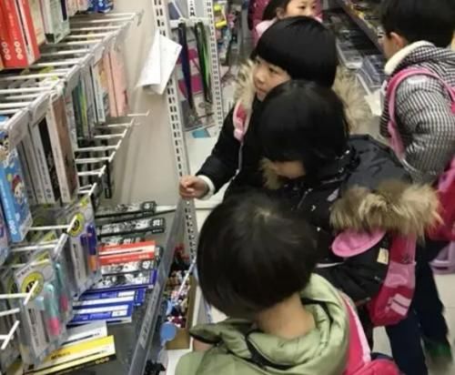 中小学生|中小学生痴迷“抽盲盒”，高价买回普通文具，多地开始整治行动