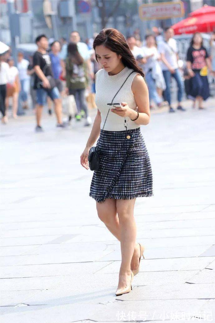 高跟鞋|街拍:美女一双尖头的高跟鞋穿搭在脚上,走在街上就是一个独特的时尚