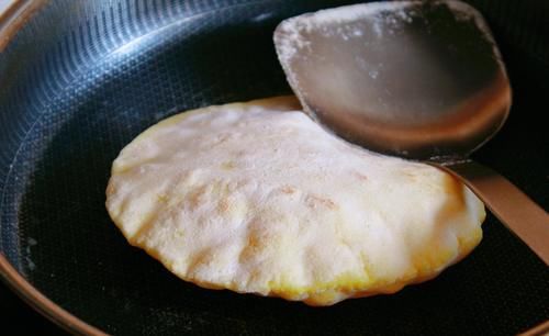 别只会烙葱油饼了，教你做玉米烙饼，不放一滴油，香甜又有嚼劲