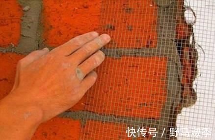 专业|砌墙时工人要是加这块东西，你记得多给工钱，实在太专业了