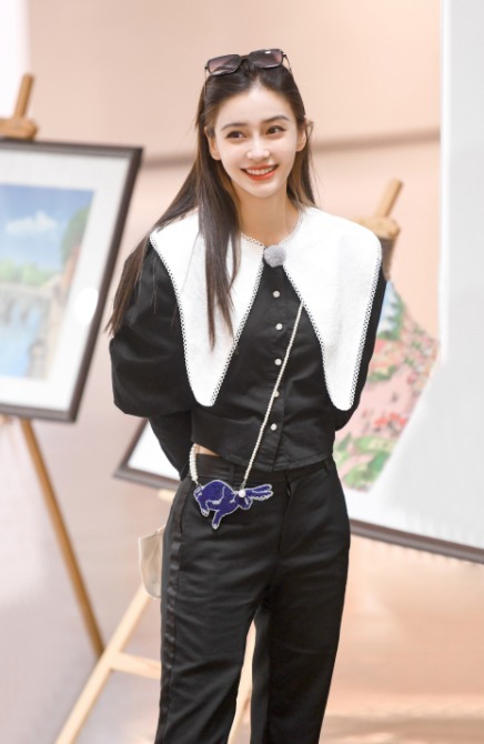 短靴|Angelababy又美出圈,红白条纹上衣配印花短裤清爽舒适,高级洋气