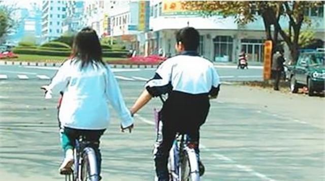 脖子|初二女生脖子长“草莓”,母亲一句话,拯救女儿恋爱观