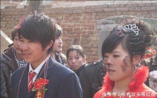 婚礼现场上，新郎新娘灰头土脸，知道真相后让人哭笑不得