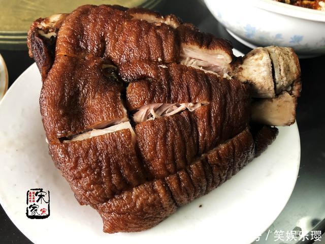 爷爷生日,菜刚端上桌嫂子坐下就吃,姑姑:停!老人还没动筷子