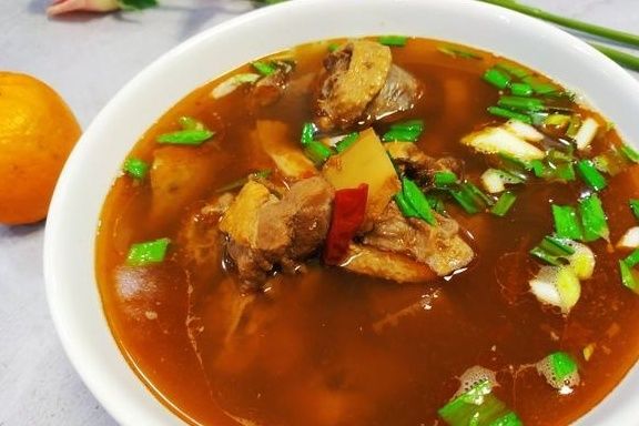 粗茶淡饭|炖鸭子时,别再焯水去腥了!学会这1妙招,鸭肉不腥还鲜味足