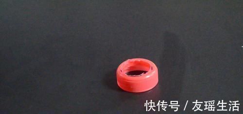 吸盘挂钩上粘个瓶盖真厉害, 一年能省下不少钱, 早点知道就好了