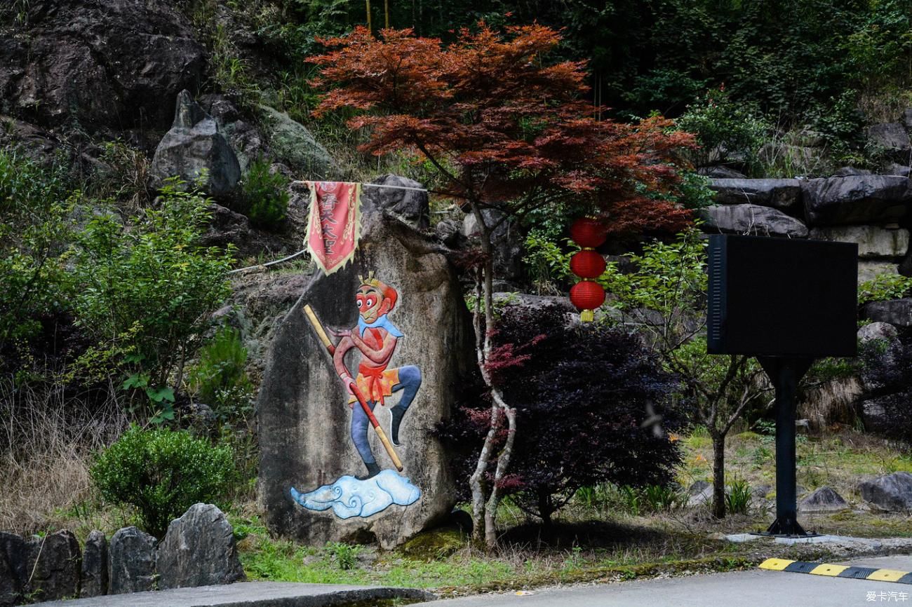 小镇蒙蒙烟雨，小桥流水，断桥残雪~青山点点，古道悠悠