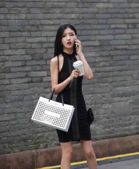 容颜|街拍浅妆容颜的小美女，一身简约时尚的穿搭打造出高贵典雅的女神范