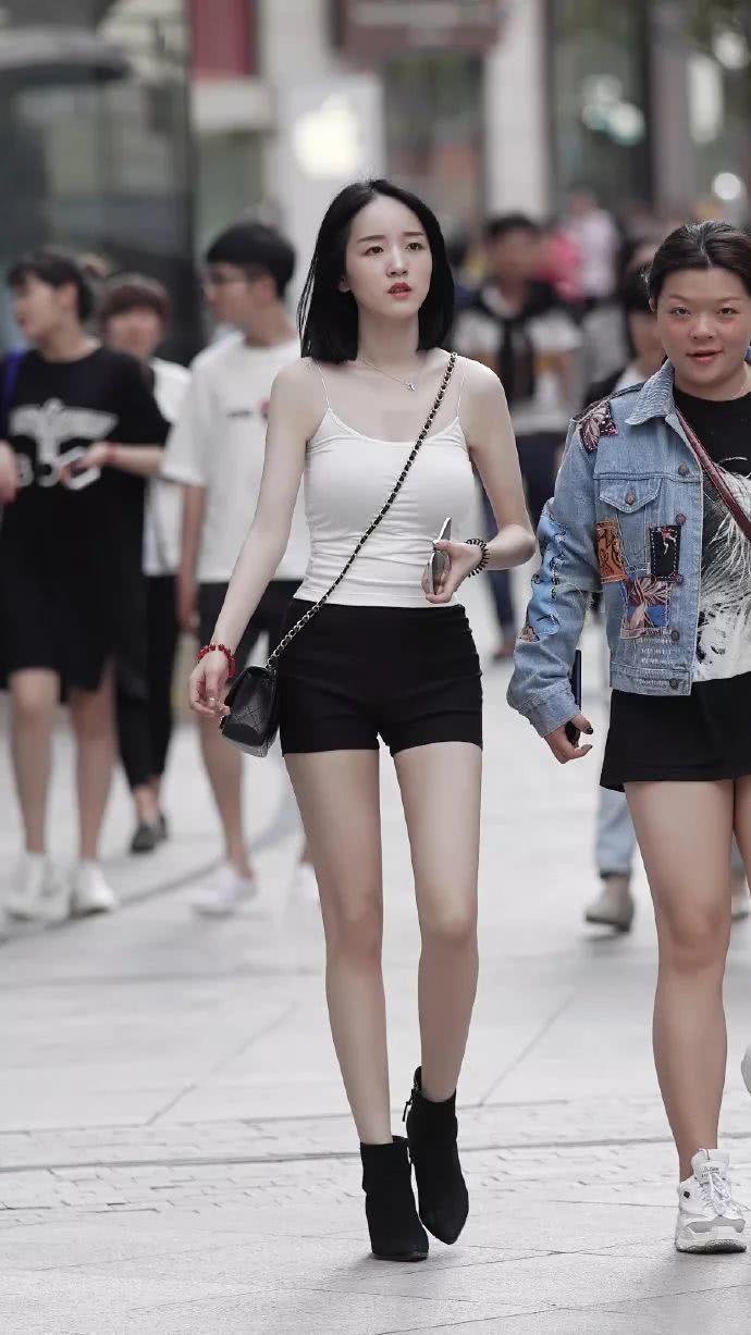 打底裤|时尚街拍紧身的白色小吊带,搭配黑色打底裤,长腿是如此动人