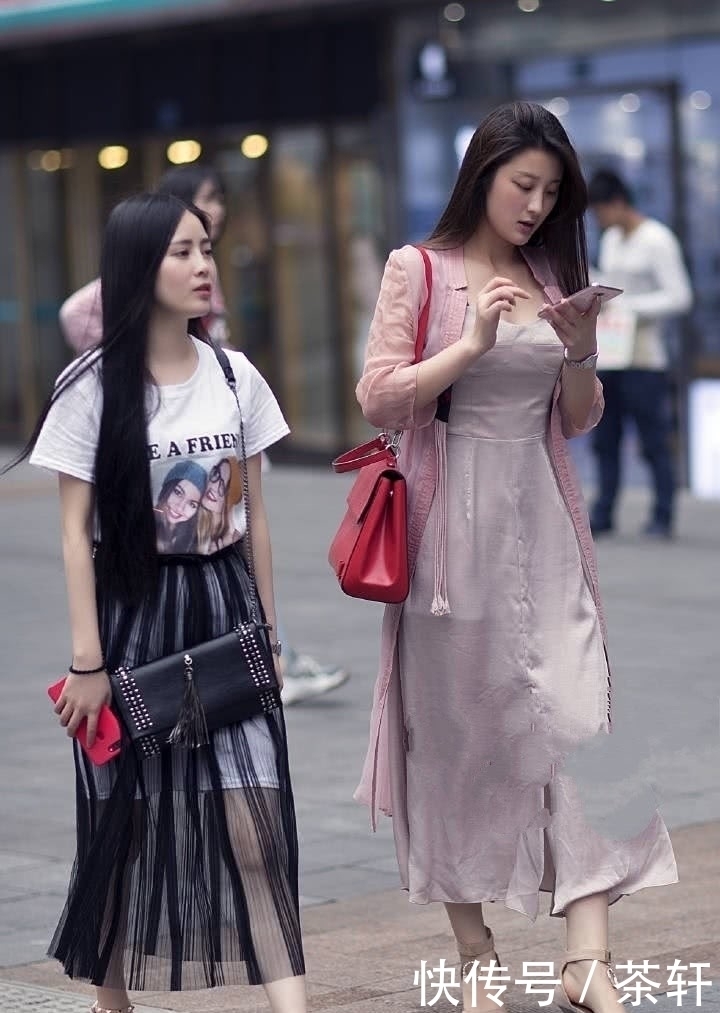 街拍性感大胆明艳的小姐姐，显得大大方方质感满满