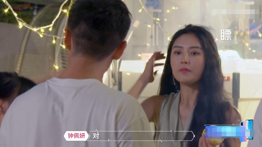  翻白眼|心动的信号：钟佩妍男三约会后，两人热舞很亲密，女三吃醋翻白眼