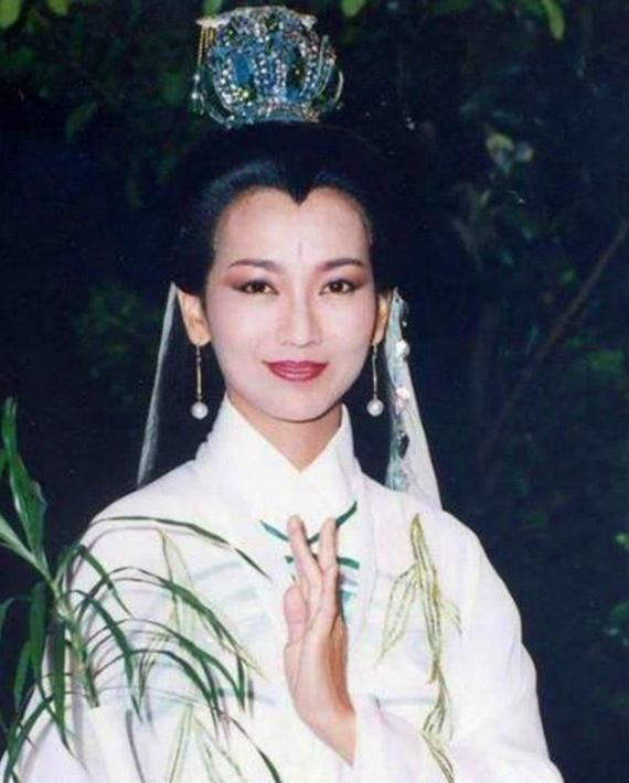 唯独|6个版本“观音菩萨”,前五位都只是在模仿,唯独她被路人跪拜