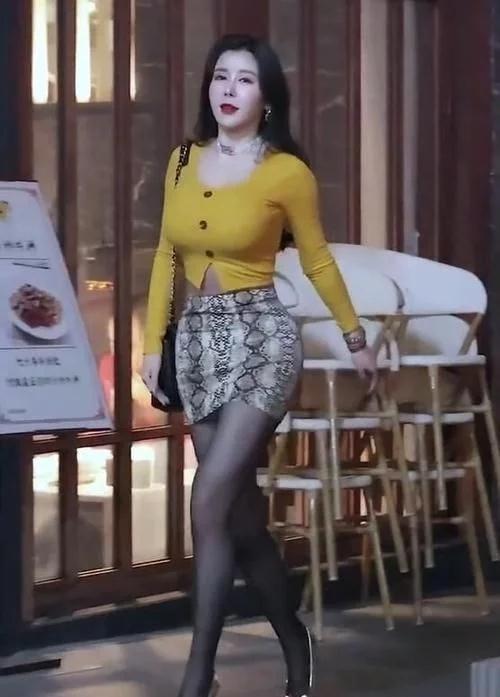 高跟 半身裙搭上银色高跟,穿出都市女郎品质,小姐姐的身材也很性感