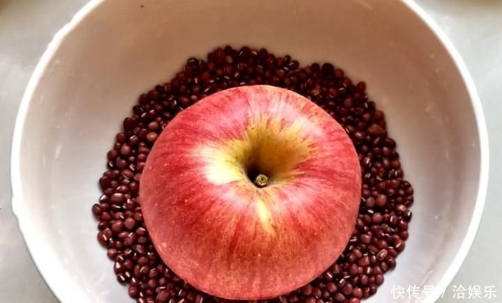 水果蒸糕太好吃了,不用一滴水,香甜蓬松又细腻,老人孩子都爱吃