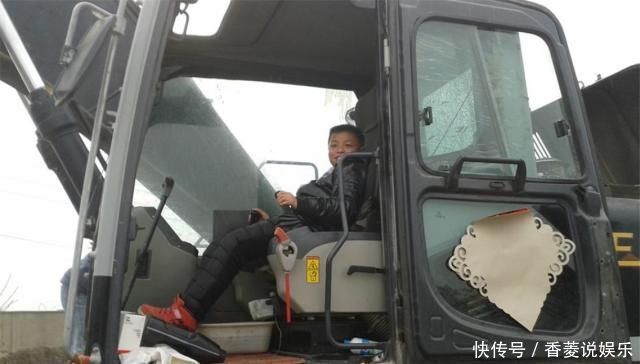 悄悄|14岁熊孩子花5元买钥匙，悄悄开走83万元挖掘机，网友建议录取
