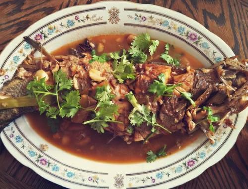 啤酒|炖鱼时，别只会放料酒和醋，教你1招技巧，鱼肉鲜香嫩滑还无腥味