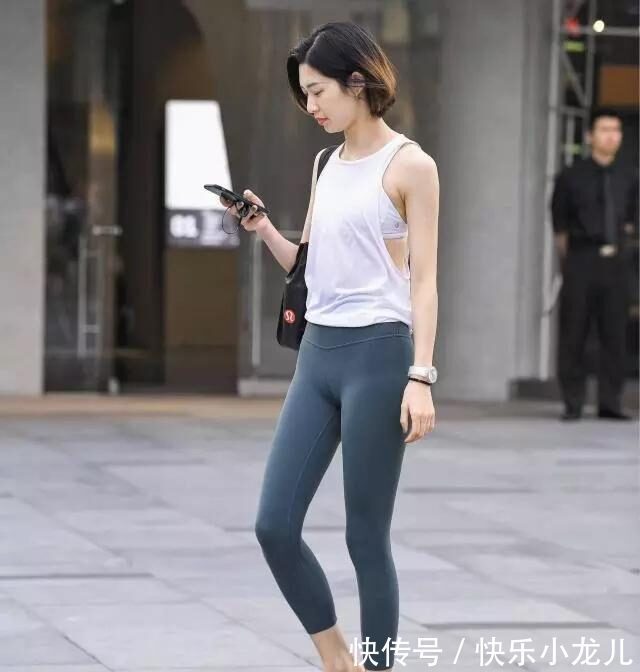 时尚 打底裤的打扮穿出十足气场,显出女性的青春气息