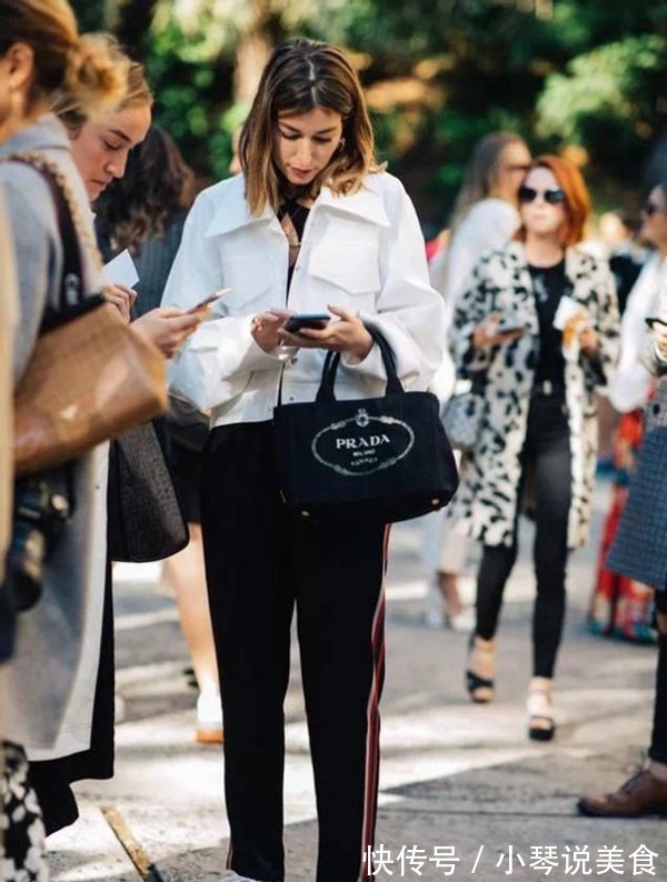 马丁靴 女人过了50岁,建议少穿高跟鞋多穿这3种鞋,时髦舒适还百搭