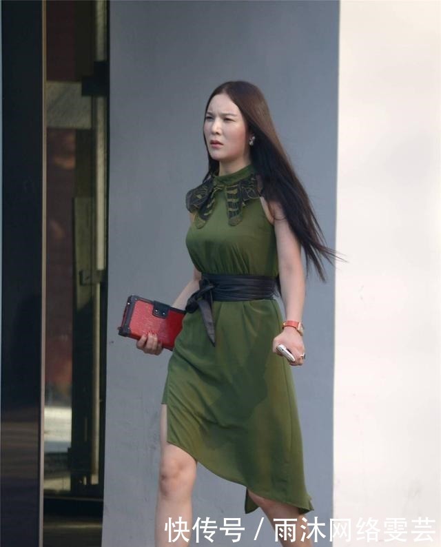 绿色连衣裙,黑色腰带增加装饰,浅灰色的尖头细跟鞋,衬托精致