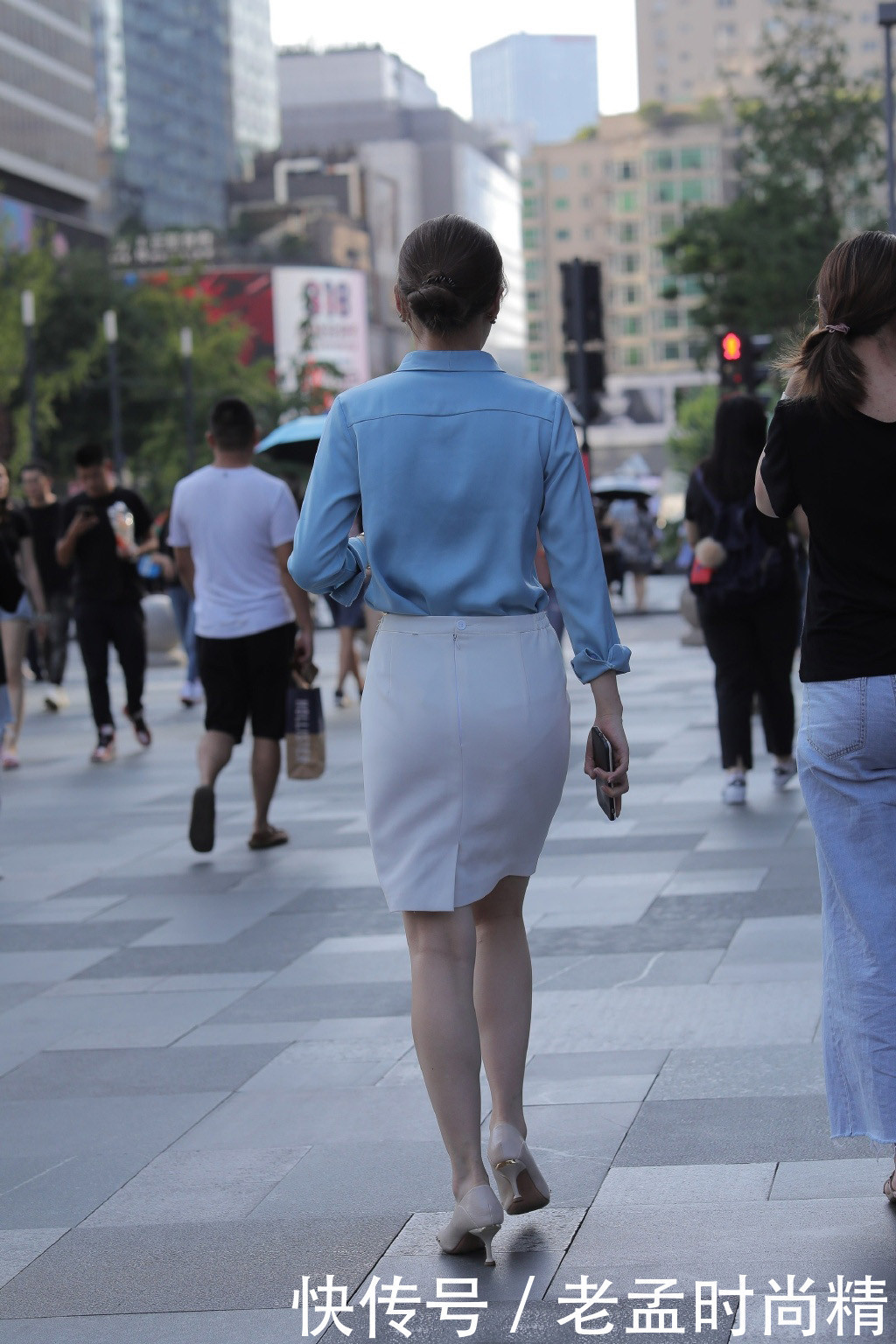 场里|街拍职场里的气质女生,选择简约得体的短裙穿搭,造型更显优雅出众
