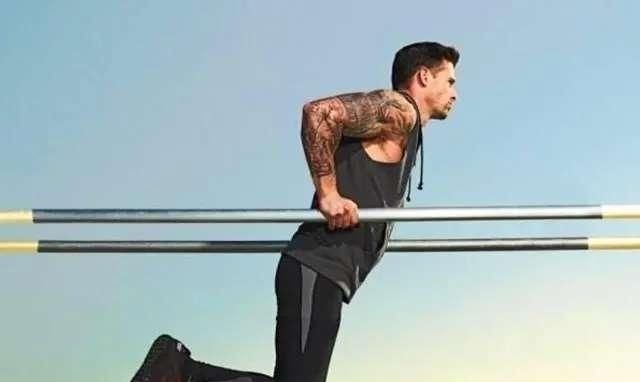 双杠臂|同一个动作,不同的握法,用它练胸大肌和三头肌最合适不过了