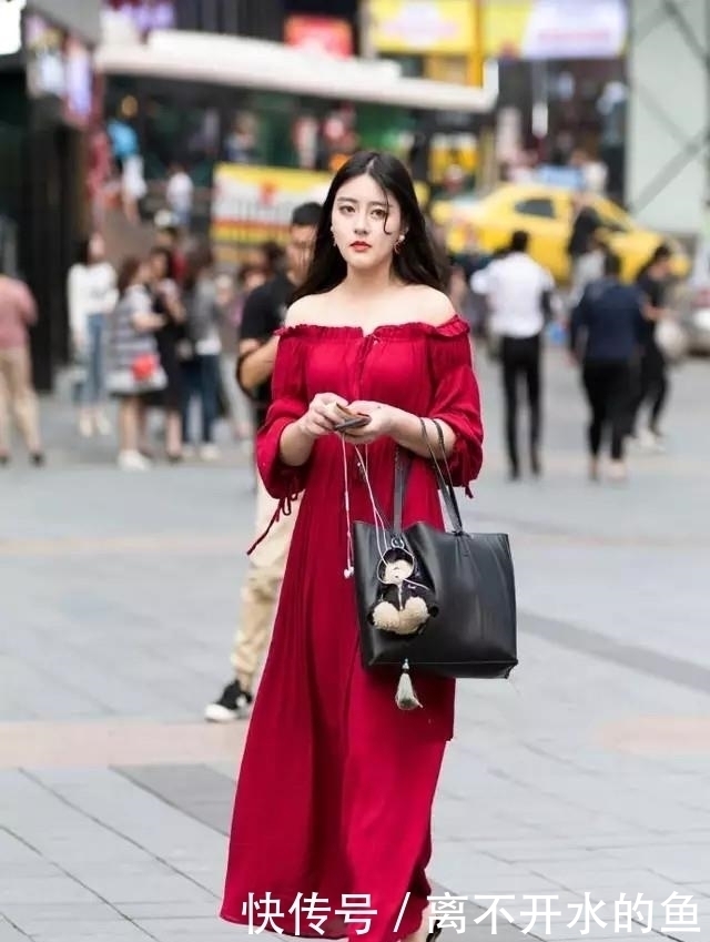 穿着|街拍妩媚迷人风情万钟的小姐姐,穿着简约又时尚性感又撩人