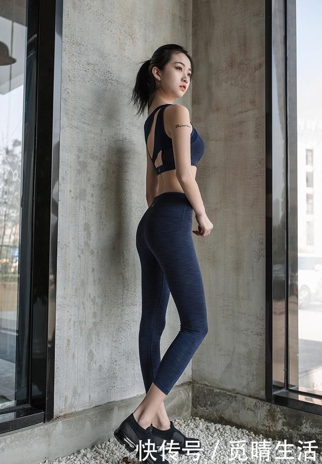 紧身|街拍:丰腴有气质的紧身打底裤美女,大秀S型曲线,凸显女性风韵