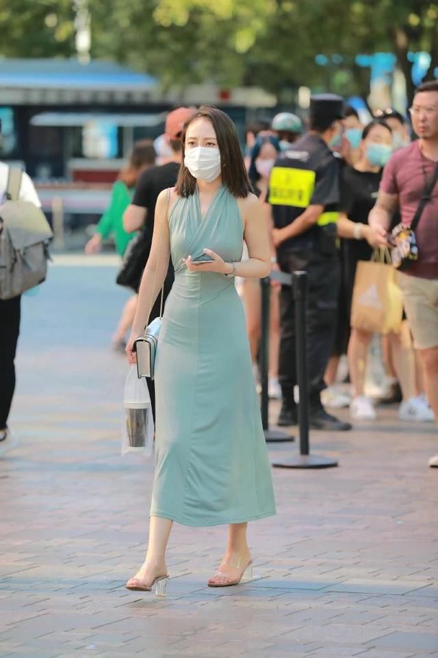 高跟鞋 青色挂脖长裙搭配高跟鞋气质迷人显身材