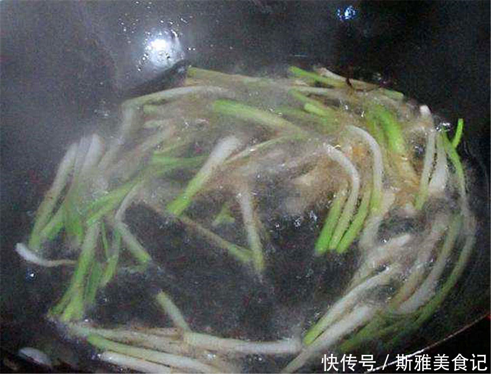  老爹|老爹教我炒茄子技巧不加水只加它，茄子红润鲜亮，绵软入味