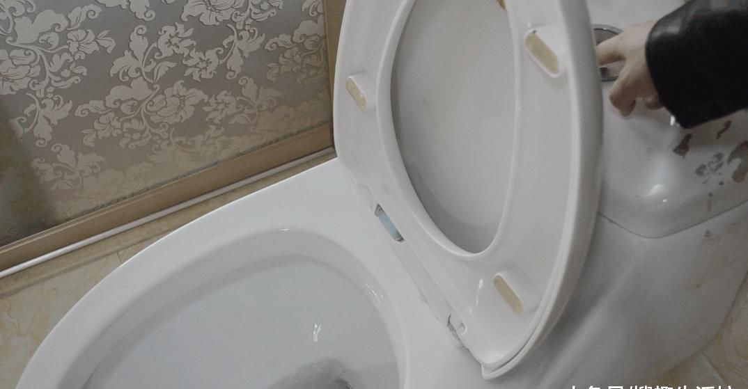 把气球放在马桶里面, 能解决家家户户都困扰的难题, 简直太实用了