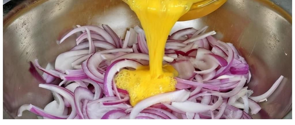 洋葱片|洋葱不要总是炒着吃，淋两个鸡蛋，试试这样做，出锅酥香又解馋