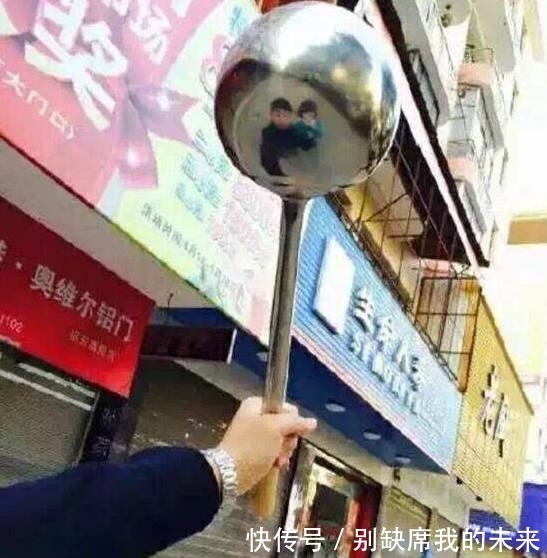 |搞笑图片幽默段子笑话：大哥，忙还是你比较忙，两只手都不够啊！