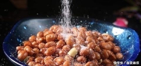 炒花生米时,万万不要直接下油锅炒,多加这1步,每一粒都嘎嘣脆