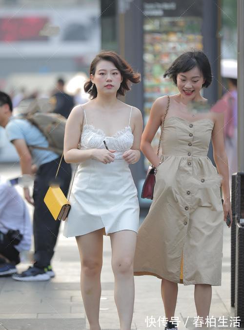 黄色|白色吊带连衣裙搭配黄色高跟鞋,优雅不失元气
