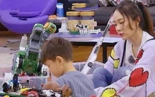 嗯哼 同样家有萌娃,看看霍思燕的客厅,再看看应采儿的,差距一览无余