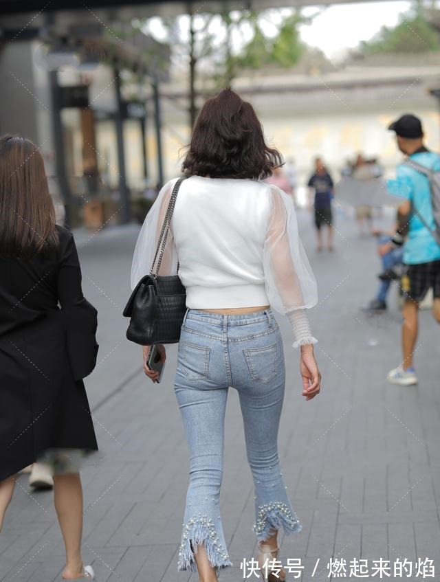 项链 白色V领拼接网纱长袖,简单又简约的服饰搭配上配饰就显得不一般