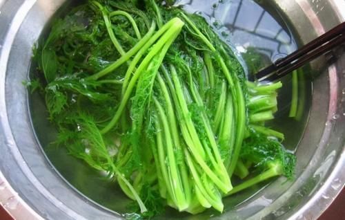 雪里红|女性不想显老,常吃三种食物,抗衰护肤,美容养颜,建议多吃!