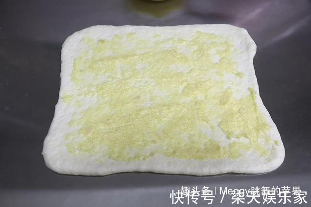 早餐|面包没出炉就满屋飘蒜香,早餐零食不愁了,没菜没酱手撕吃一个