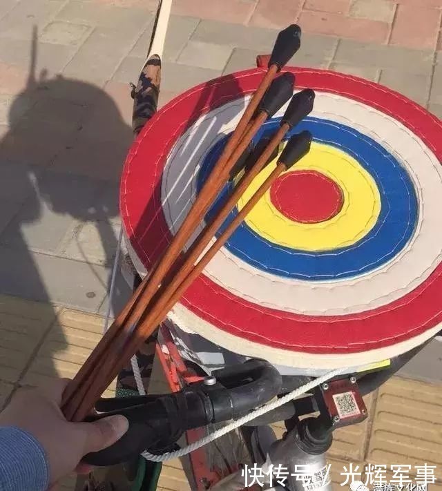 满洲的铠甲为何外边看不到甲片?