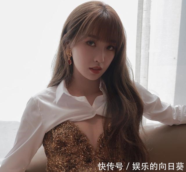 虞书欣|虞书欣上班路透生图曝光,离开五级瘦身特效,她这身材认真的