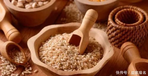 腰窝|女性后腰上两个“凹点”叫腰窝,这有什么作用吗?为何很多人没有