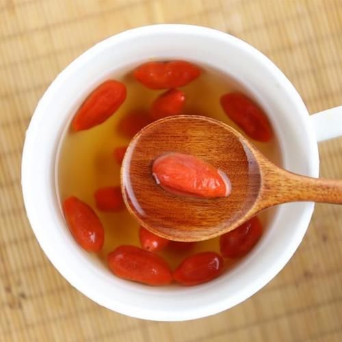 枸杞子泡|经常用枸杞泡水喝,对男性的身体有什么好的影响?不妨了解下