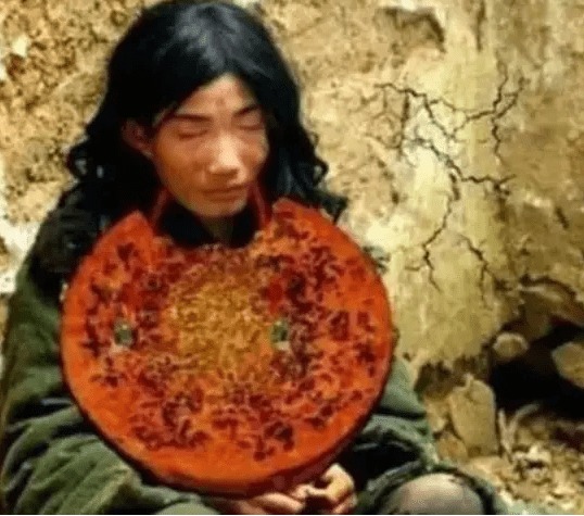 父母|吃饭靠喂,连路都不舍得让他走,被父母极度宠坏的杨锁,后来呢?