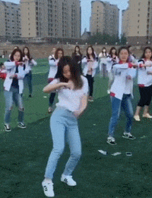 |搞笑GIF:妹子在某音学的吧,跳得还不错