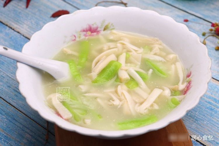 成本|夏天,丝瓜和海鲜菇一起煮,成本不过6元,喝着比海蛎汤还鲜美