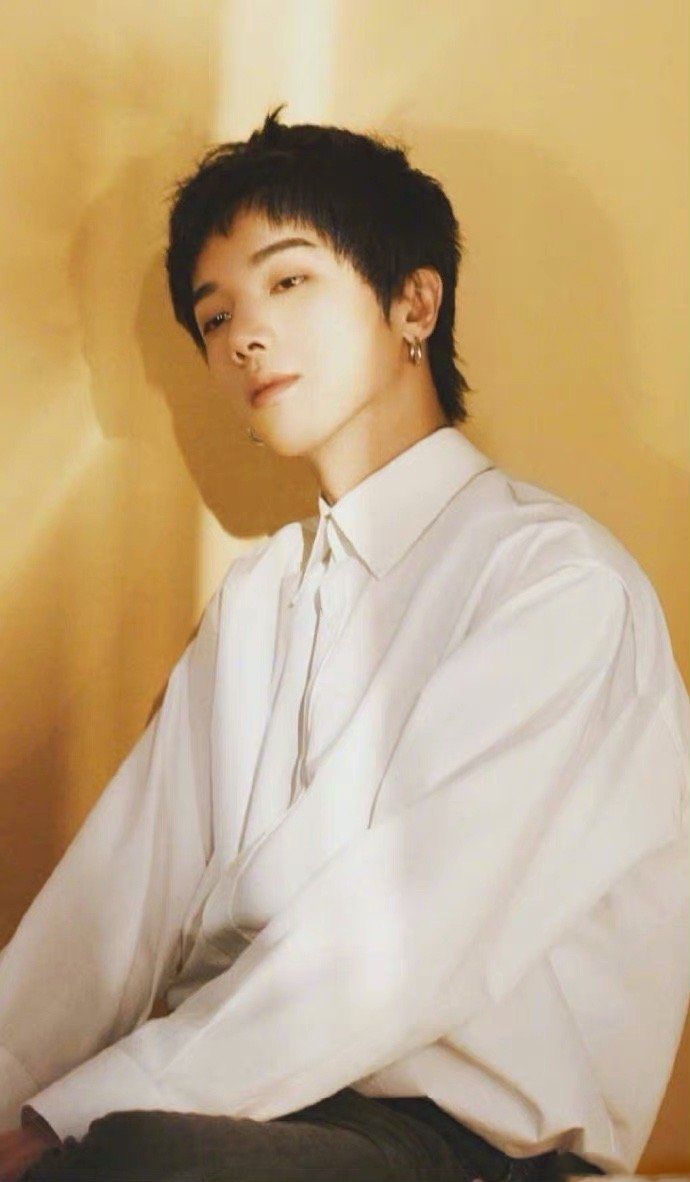 春季内搭不知穿什么？那就pick一件永不过时的白衬衫吧！